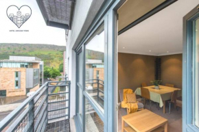 Royal Mile & Arthur's Seat Apt with Private Parking